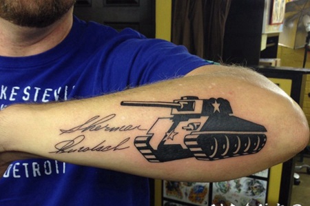 手臂黑白军事坦克和字母纹身图案