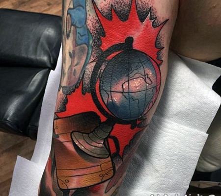 old school彩色地球仪与书籍手臂纹身图案