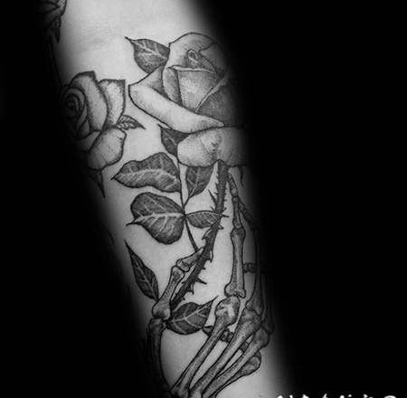 雕刻风格黑色点刺玫瑰与手骨头手臂纹身图案