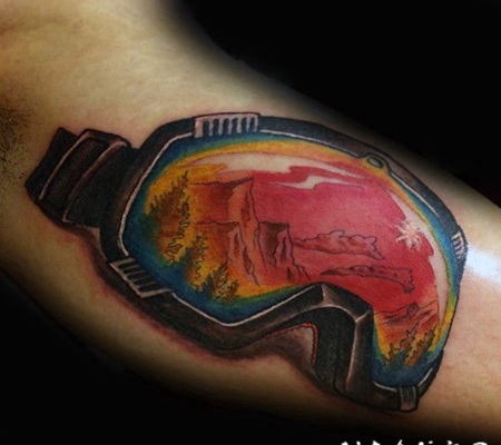 手臂彩色的滑雪面罩纹身图案