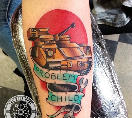 old school彩色现代坦克和字母手臂纹身图案