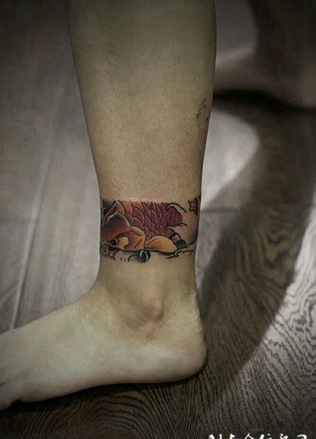 个性的鲤鱼脚环纹身图案