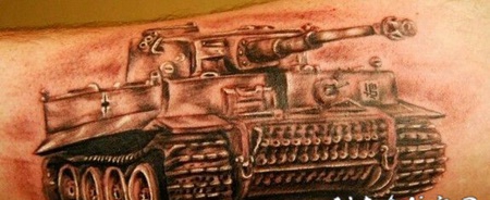 逼真的彩色二战虎式坦克手臂纹身图案