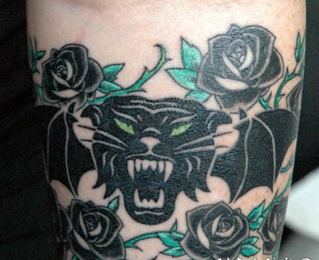 插画风格彩色黑豹与蝙蝠翅膀和玫瑰手臂纹身图案
