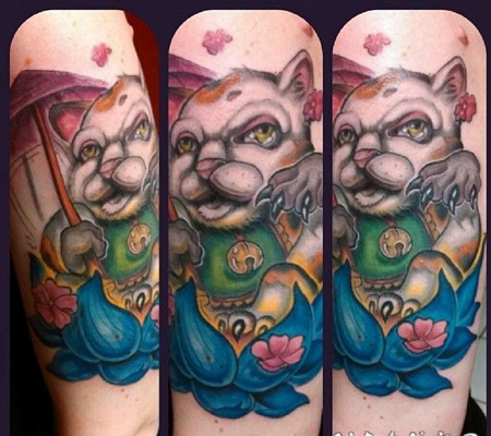 现代风格日本招财猫与莲花色手臂纹身图案