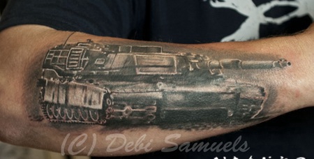 手臂黑灰的现代大坦克纹身图案