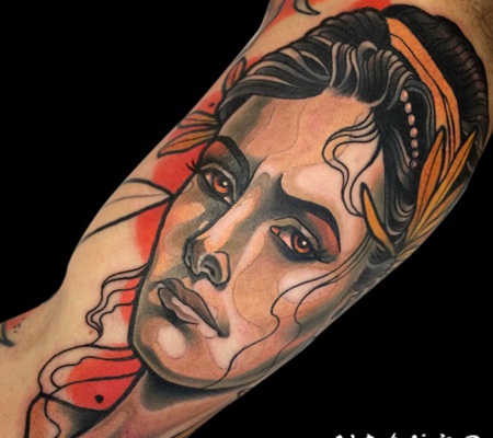 伤心女人肖像彩色手臂纹身图案