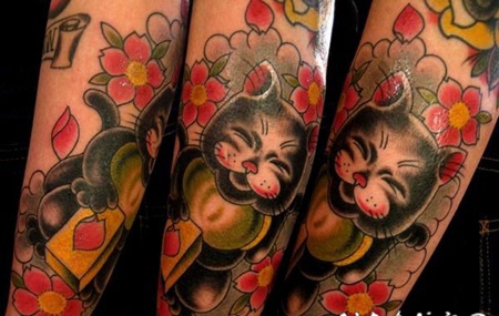 美丽的日本招财猫和花朵五彩手臂纹身图案