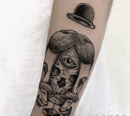超现实主义风格的黑色点刺人头帽子手臂纹身图案