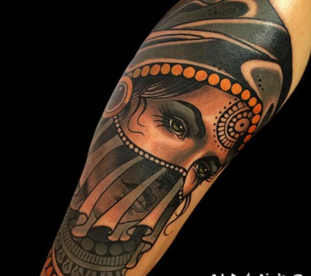 现代风格的彩色女性肖像手臂纹身图案