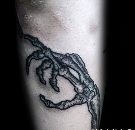 手臂黑色线条手骨头个性纹身图案