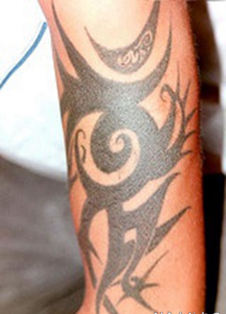 黑色的部落标志手臂纹身图案