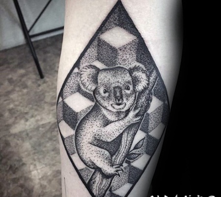 点刺风格的黑色考拉与几何图形手臂纹身图案