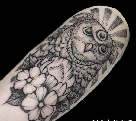雕刻风格黑色点刺幻想猫头鹰与花朵手臂纹身图案