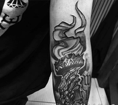手臂黑的色骷髅手持火炬纹身图案