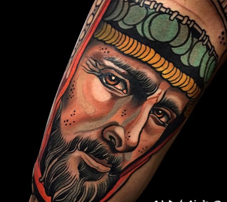 彩色的悲伤男子脸手臂纹身图案