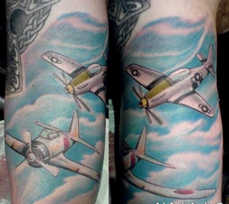 手臂彩色的天空和飞机纹身图案