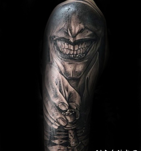 手臂恐怖风格男子和棋盘纹身图案