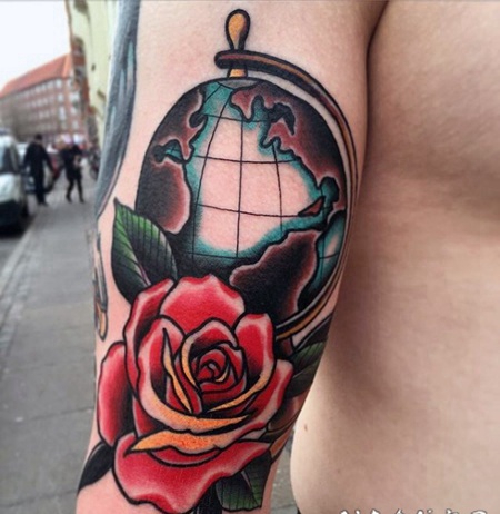 old school彩色地球仪与玫瑰手臂纹身图案
