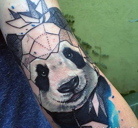 手臂漂亮的熊猫与几何树叶纹身图案