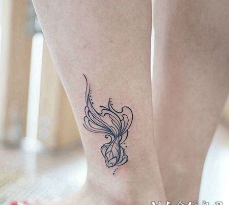 灵动随性，脚踝简约线条金鱼纹身