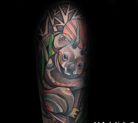奇怪的彩色考拉熊和鹿角手臂纹身图案
