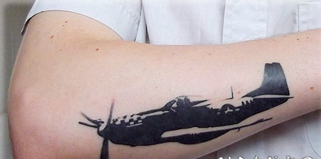 黑色的二战战斗机手臂纹身图案