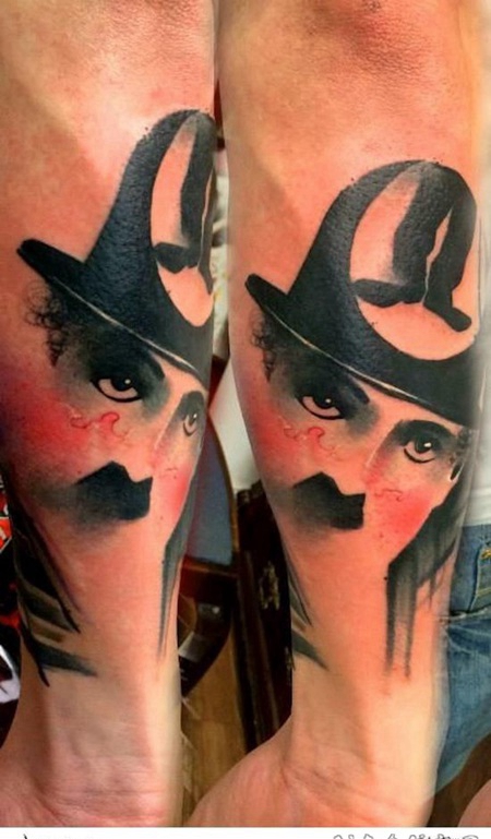 彩色有趣的卓别林肖像手臂纹身图案