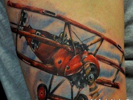 复古风格的彩色飞机手臂纹身图案
