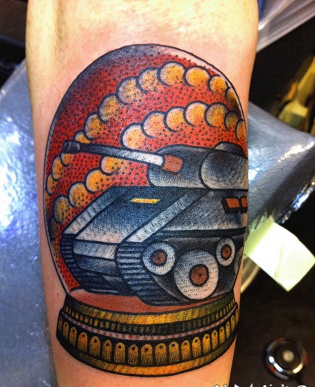 old school彩色老式玩具坦克手臂纹身图案