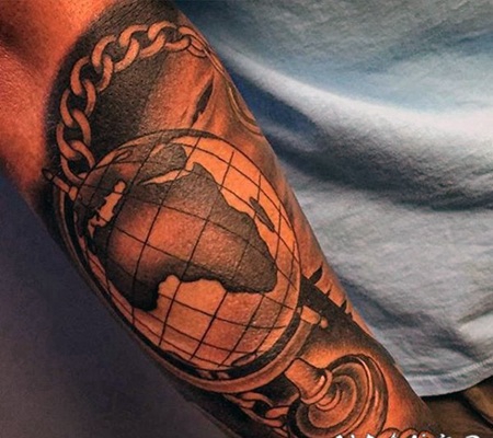 黑灰风格的地球仪与铁链手臂纹身图案