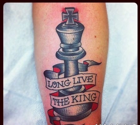 现代风格的彩色棋子和字母手臂纹身图案