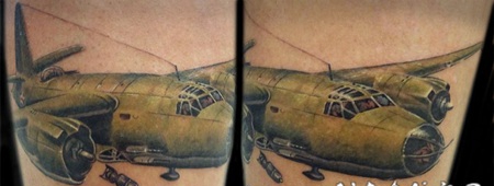 逼真的彩色轰炸机手臂纹身图案