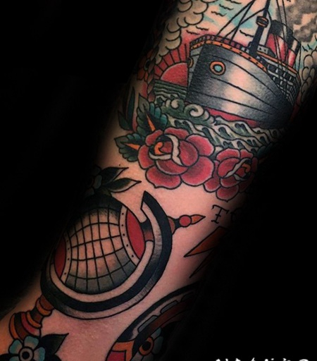 old school彩色大船与玫瑰和地球仪手臂纹身图案