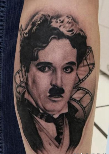 黑灰风格卓别林肖像手臂纹身图案