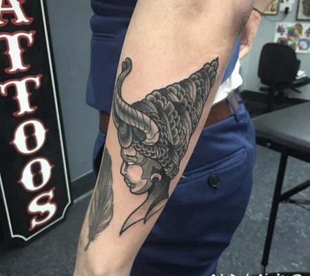 幻想女人与蛇盘头手臂纹身图案