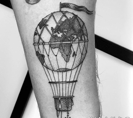 雕刻风格黑色气球与地球手臂纹身图案