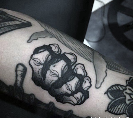 手臂黑色的怪物指关节纹身图案