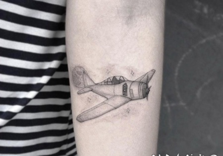 经典的黑色飞机与星星手臂纹身图案