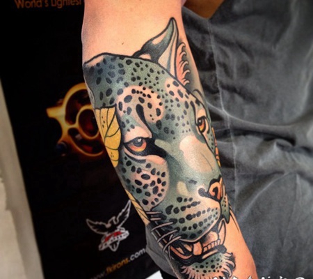 new school彩色豹头与羽毛手臂纹身图案