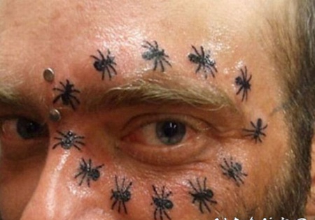 小小的黑色蚂蚁眼睛周围纹身图案