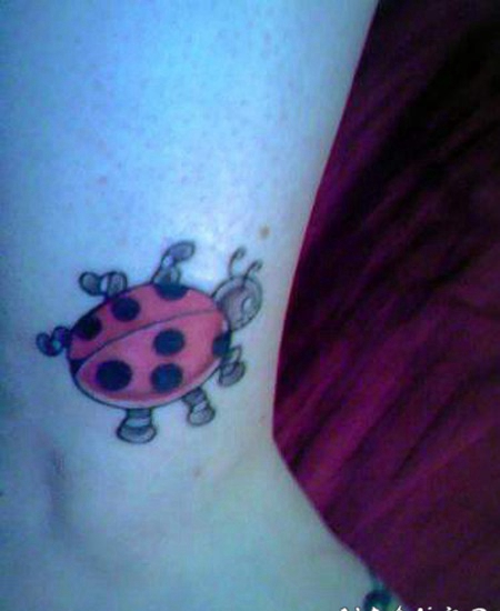 卡通瓢虫彩色脚踝纹身图案