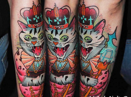 可爱的卡通风格国王猫与钻石手臂纹身图案