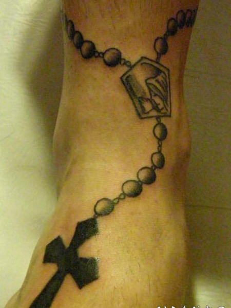念珠和十字架脚踝纹身图案