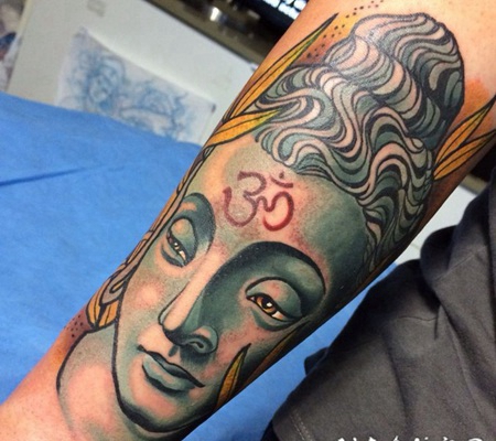 彩色印象深刻的如来佛祖雕像与装饰手臂纹身图案