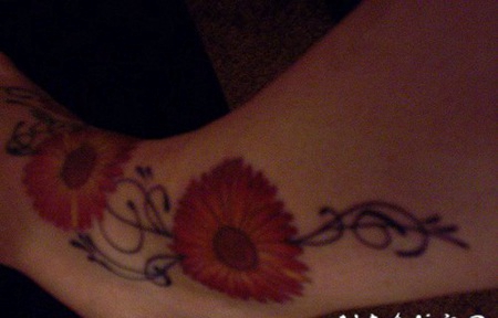 鲜艳的红色花朵脚踝纹身图案