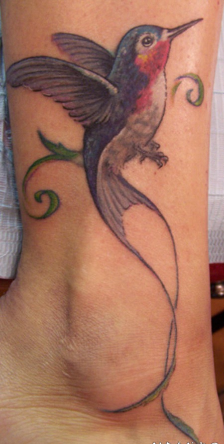 脚踝漂亮的蜂鸟彩色纹身图案