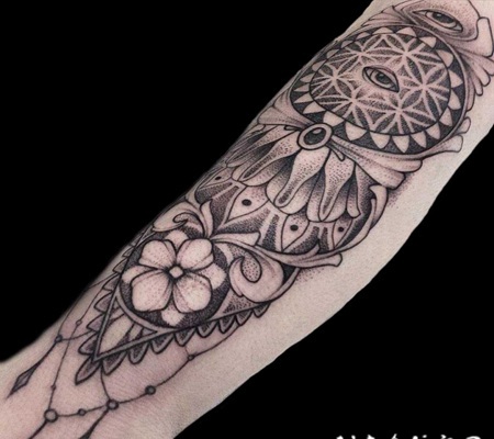 神秘的点刺花朵眼睛与各种符号手臂纹身图案