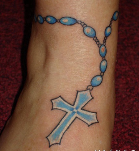 蓝色的念珠和十字架脚踝纹身图案