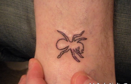 可爱的黑色蚂蚁轮廓脚踝纹身图案